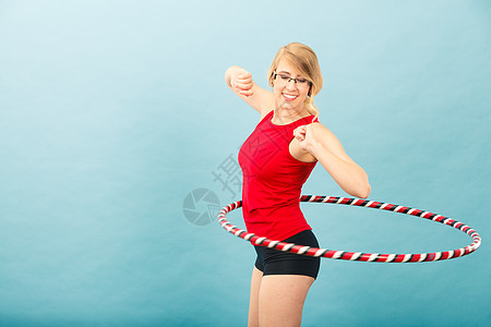 健身,活动,健康的生活方式轻的金发女人用呼啦圈运动,穿蓝色的健身妇女呼啦圈图片