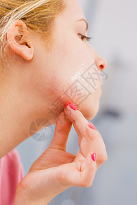 护肤品的轻的金发女人她的脸上移除剥离的具女人她的脸上移除剥离的具图片