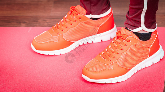 女人穿着运动装运动鞋红色鞋,舒适的鞋类完美的锻炼训练女人穿着运动装运动鞋背景图片
