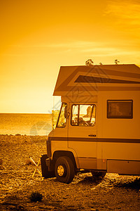 旅游度假旅游露营车海滩晨海景观希腊日出日出时海滩上的露营车图片