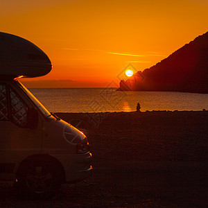 旅游度假旅游露营车日出时海上的自然上,希腊佩罗蓬尼斯日出时露营车自然上旅行图片