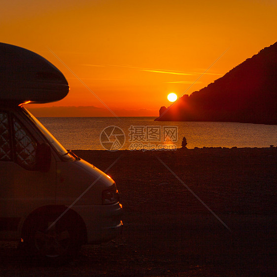旅游度假旅游露营车日出时海上的自然上,希腊佩罗蓬尼斯日出时露营车自然上旅行图片