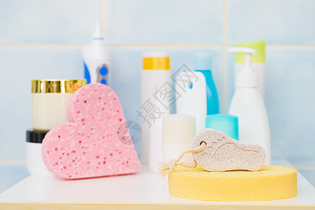 浴室架子上的物品,化妆品沐浴海绵的形状粉红色的心脏化妆品浴室图片