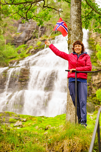 挪威的斯万达尔斯福森挪威的旅游妇女,挪威山区的强大瀑布旅游Ryfylke路线挪威瀑布svandalsfosse图片