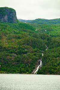 挪威景观青山与瀑布河流入峡湾萨达夫峡湾旅游Ryfylke路线峡湾景观,挪威的Saudafjord图片