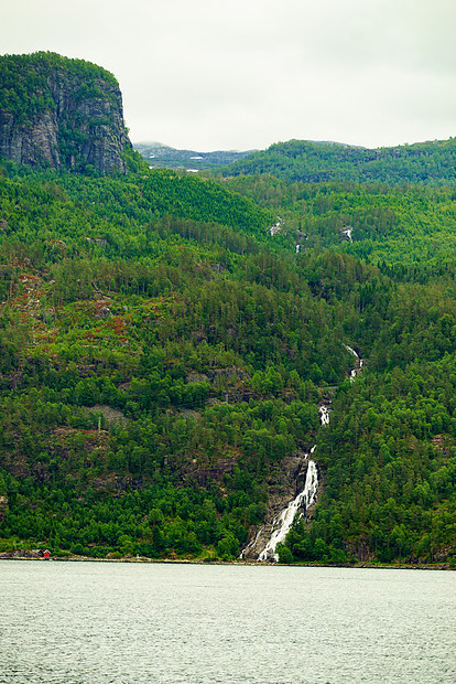 挪威景观青山与瀑布河流入峡湾萨达夫峡湾旅游Ryfylke路线峡湾景观,挪威的Saudafjord图片