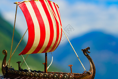 古老的木制维京长船帆,德雷克卡尔船挪威峡湾岸边旅游旅游挪威峡湾岸边的维京船图片