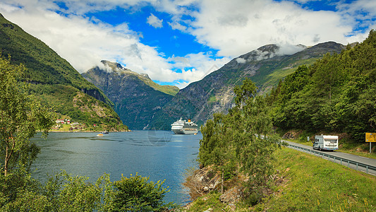 吉兰格峡湾与游轮露营车驱动鹰路,挪威汽车之家旅行巡航同的交通工具峡湾上的游轮挪威公路上的露营者背景图片