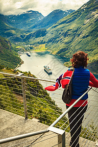 挪威的女游客,乘坐游轮峡湾吉兰格峡湾上欣赏风景巡航度假旅行带挪威的游客吉兰格峡湾上空图片