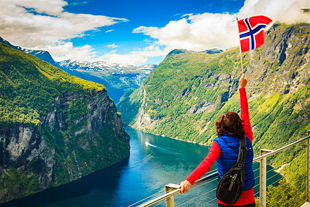 挪威的女游客峡湾上欣赏风景,渡船著名的七姐妹瀑布挪威的游客峡湾上欣赏风景图片