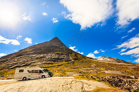 路边山上的露营车旅行中露营挪威斯堪的纳维亚欧洲路边山上的露营车图片