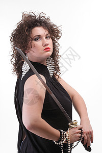 女孩女人,深色卷发,自然棕色头发,双手握着片假剑图片