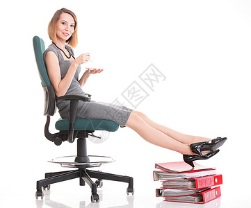 女商人着大量的文件,白色红色文件夹时钟,轻的放松腿来图片
