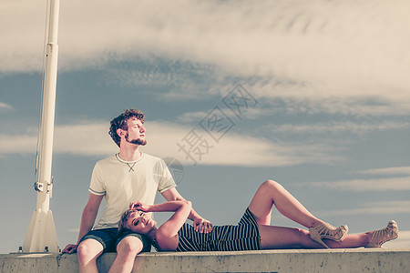 浪漫的异恋夫妇爱情中放松,平静的户外享受阳光的好时光图片