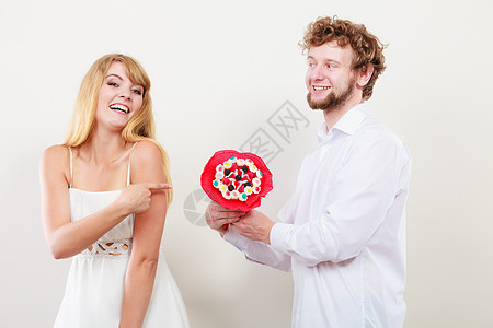 幸福的爱情夫妇与糖果花帅哥送漂亮女人礼物爱的快乐的糖果花爱图片