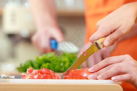 健康饮食,素食,烹饪,饮食人的夫妇厨房家准备新鲜沙拉切片蔬菜砧板上图片