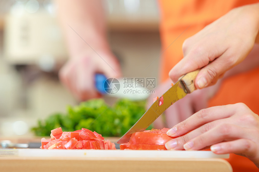 健康饮食,素食,烹饪,饮食人的夫妇厨房家准备新鲜沙拉切片蔬菜砧板上图片