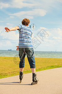 假期,积极的生活方式自由轻的健康男子溜冰鞋骑户外的海边,家伙晴天溜冰图片