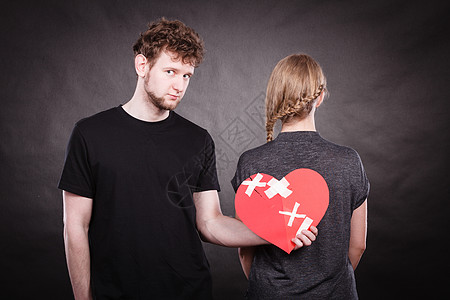 裂痕文理破碎的心困难的爱的悲伤幸的夫妇,女人男人着纸,红心用石膏