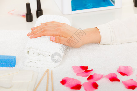 女人手毛巾,等待凝胶混合指甲美容健康水疗护理理念女人用手毛巾,旁边修指甲套图片