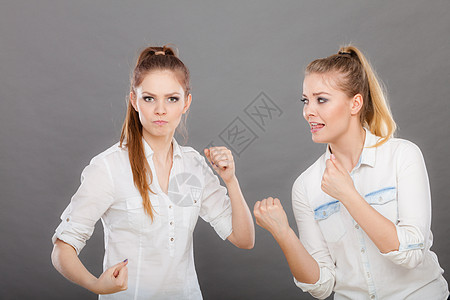 两个外国年轻女人争论愤怒尖叫着互相拳打脚踢图片