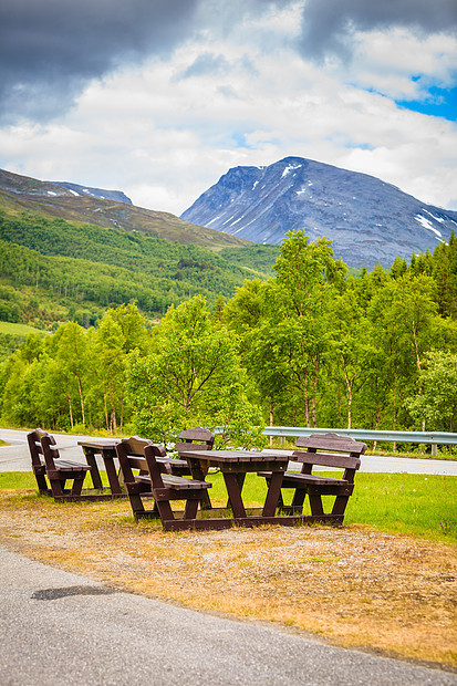 野餐地点桌子长凳,挪威山脉,斯堪的纳维亚欧洲营地与野餐桌挪威山区图片