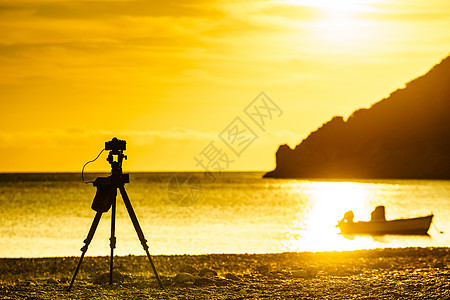 专业相机拍摄风景橙色日出日落海上,希腊佩罗蓬尼斯相机拍摄日出海上图片