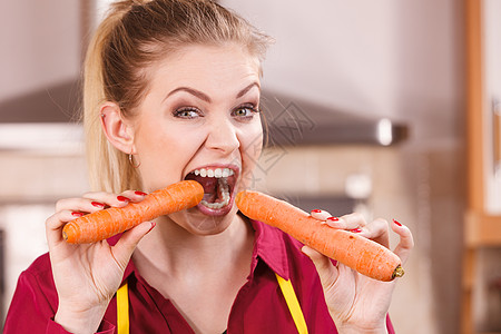 蔬菜牙齿很好的影响轻的女人吃着美味的橙色胡萝卜女人着咬胡萝卜图片