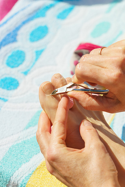 女修脚前准备指甲无法辨认的女户外度假时修剪她的角质层皮肤女修脚前