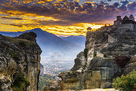 风景优美的日落黄昏天空瓦兰修道院悬崖上的流星,塞萨里希腊希腊目的地日落瓦拉姆修道院流星,希腊图片