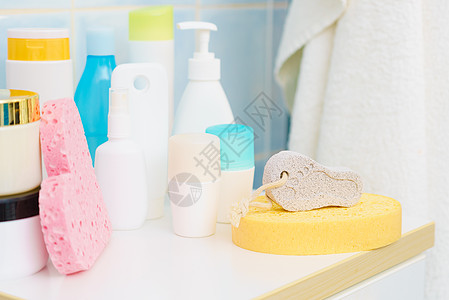 浴室架子上的物品,化妆品沐浴海绵的形状粉红色的心脏化妆品浴室图片
