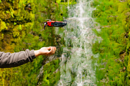 启动无人机,手中发射现代小型直升机与相机用户手中,反自然技术设备启动无人机,手发射图片