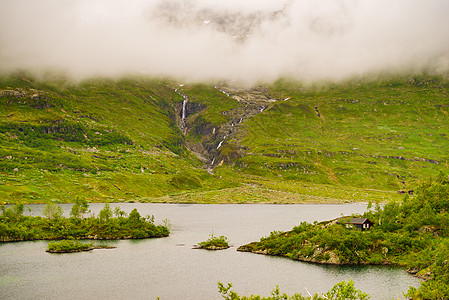 青山与塔恩雾蒙蒙的日子挪威夏季景观挪威旅游景区路线Ryfylke挪威雾山自然图片