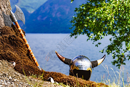 挪威峡湾海岸上带斧头的维京头盔旅游旅游挪威峡湾海岸的维京头盔图片