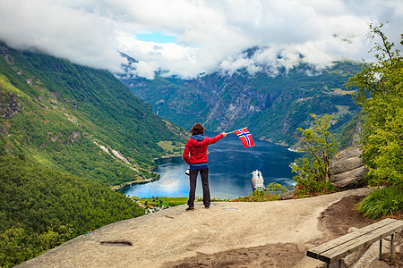 Flydalsjuvet角度欣赏峡湾Geirangerfjorden风景的女游客,举着挪威巡航度假旅行吉兰格峡图片