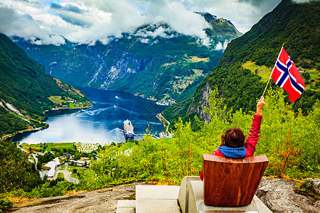 旅行冒险flydalsjuvet角度欣赏Geirangerfjord风景的女游客,举着挪威图片