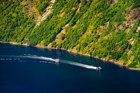 旅游度假旅游斯堪的纳维亚挪威峡湾上的山脉景观游轮挪威峡湾上的游轮图片