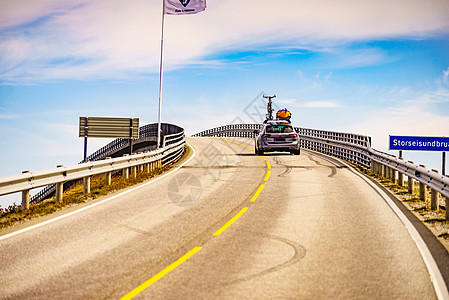 汽车与娱乐活动设备,自行车独木舟屋顶驱动大西洋道路挪威欧洲挪威风景道积极的生活方式带自行车的汽车屋顶上行驶大西图片