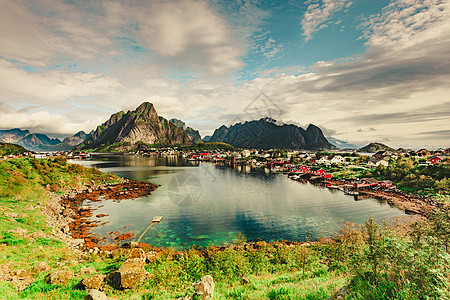 美丽的风景峡湾景观与雷恩村,海岸自然与尖锐的高山峰,洛芬岛北部挪威旅游目的地峡湾山脉景观洛芬诺威图片