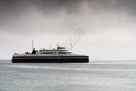 渡船水上峡湾,多云的阴雨天气,抢劫挪威旅行旅游带渡船的峡湾,挪威图片