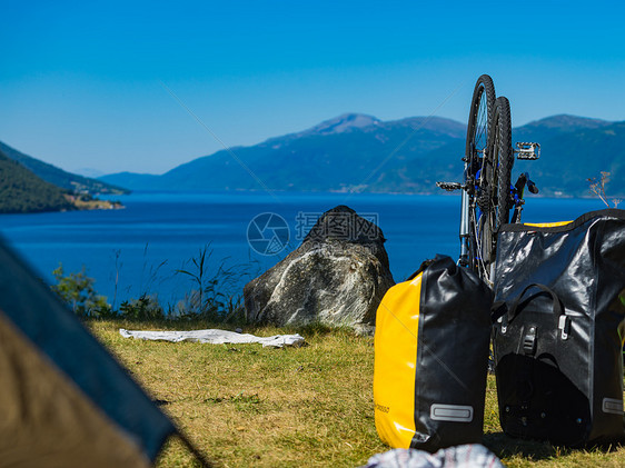 自行车修理山地自行车抗自然,山脉峡湾景观挪威自行车修理与自然峡湾,挪威图片