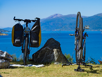 自行车修理山地自行车与马鞍袋抗自然,山脉峡湾景观挪威自行车修理与自然峡湾,挪威图片