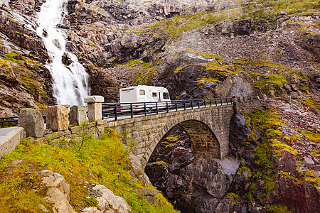 旅游度假旅游露营车夏季山区景观旅游路线TrollstigenTrolls路径野营车挪威山区图片