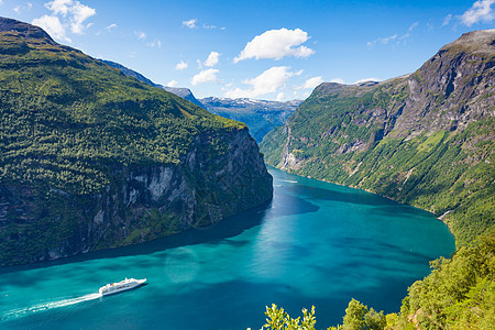 峡湾Geirangerfjord与游轮,Ornesvingen观赏点,挪威旅行目的地峡湾吉兰格峡湾与游轮,挪威图片