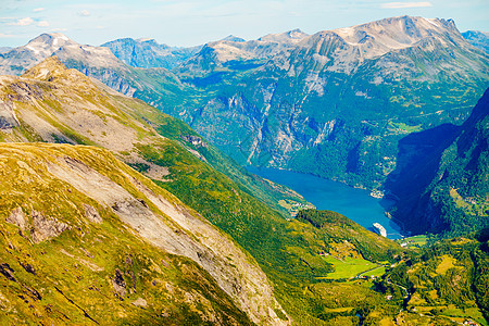 旅游度假旅游达尔斯尼巴观点看Geirangerfjord与游轮山脉景观,挪威达尔斯尼巴观点看Geirangerfj图片