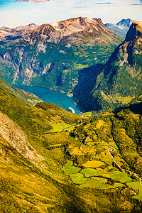 旅游度假旅游达尔斯尼巴观点看Geirangerfjord与游轮山脉景观,挪威达尔斯尼巴观点看Geirangerfj图片