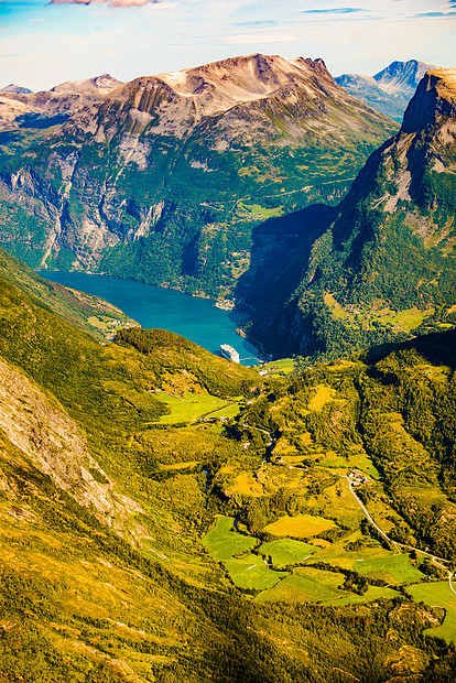 旅游度假旅游达尔斯尼巴观点看Geirangerfjord与游轮山脉景观,挪威达尔斯尼巴观点看Geirangerfj图片