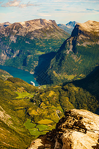 旅游度假旅游达尔斯尼巴观点看Geirangerfjord与游轮山脉景观,挪威达尔斯尼巴观点看Geirangerfj图片