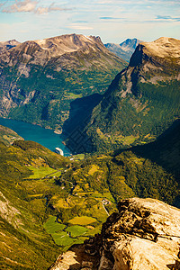 旅游度假旅游达尔斯尼巴观点看Geirangerfjord与游轮山脉景观,挪威达尔斯尼巴观点看Geirangerfj图片