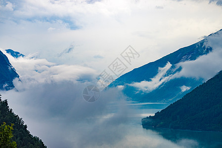峡湾景观与云层覆盖水,挪威斯堪的纳维亚挪威峡湾景观图片